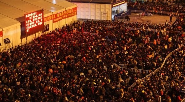 На вокзале Гуанчжоу накануне Китайского нового года столпились тысячи пассажиров