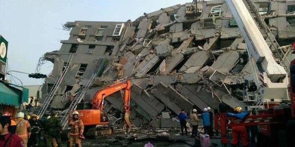 В Тайване землетрясение разрушило 17-этажный дом есть погибшие