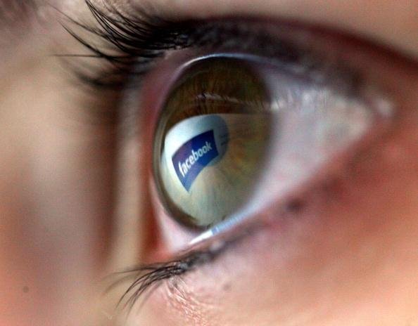 Фейсбук влияет на мозг как кокаин, сообщили ученые