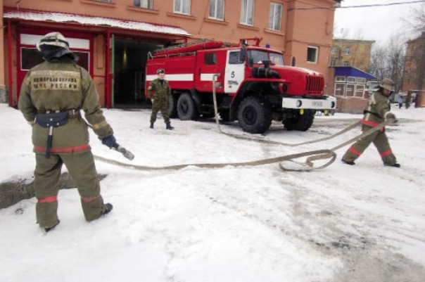 17:23
		0
6			
		
	В Хабаровске горел ангар с автомобилями и мебелью			Площадь пожара на улице Суворова составила 500 квадратны