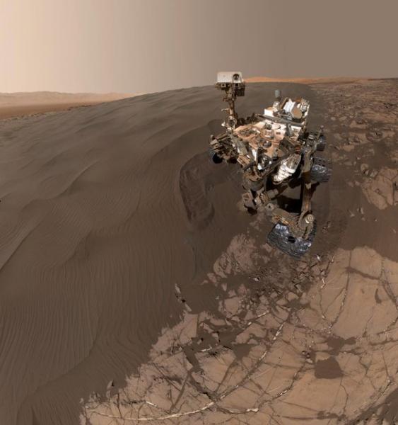 NASA разместило селфи марсохода Curiosity на фоне дюны Намиб