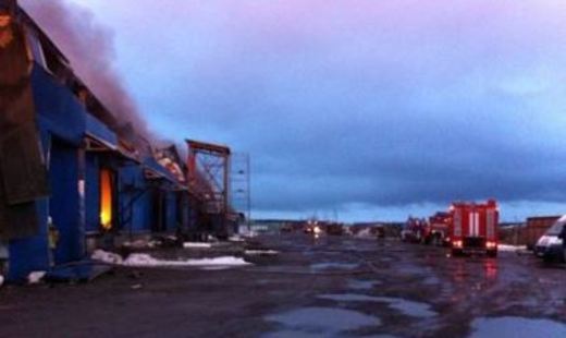 Пожар на складе в Колтушах гасят уже третьи сутки