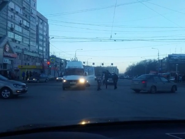 В Челябинске пешеходы сурового избили водителя маршрутки прямо на дороге