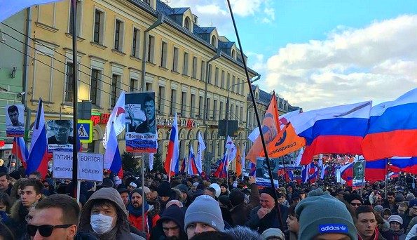 В акции памяти Немцова участвуют 7,5 тыс. человек — милиция