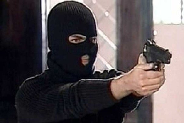 В Тюмени вооруженный мужчина в маске ограбил офис «Запсибкомбанка». Его ищет полиция