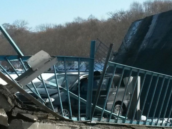 На трассе Владивосток — Находка рухнул автомобильный мост