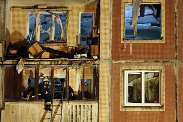 В Петербурге под рухнувшей кирпичной стеной умер рабочий