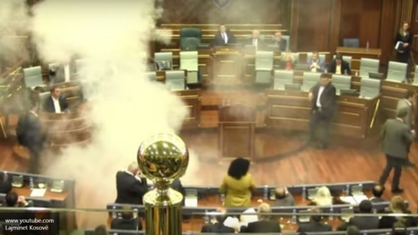 В косовском парламенте оппозиция распылила слезоточивый газ
