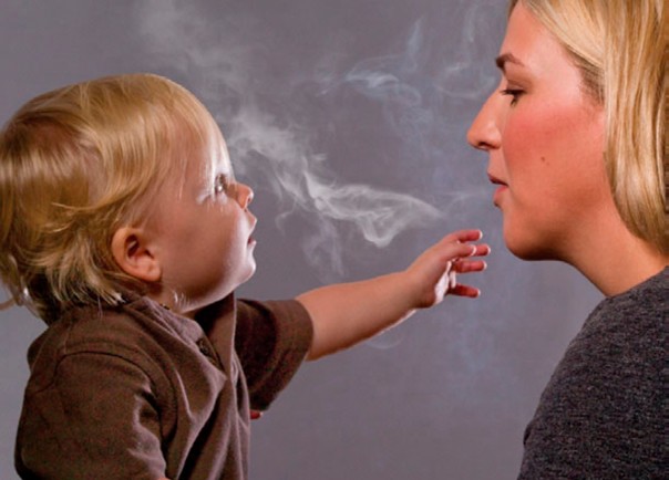 Названы до этого неизвестные факты о воздействии курения родителей на детей
