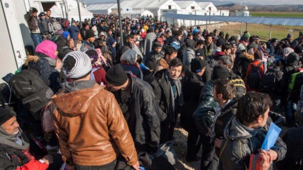 Тысячи беженцев застряли на границе Греции с Македонией