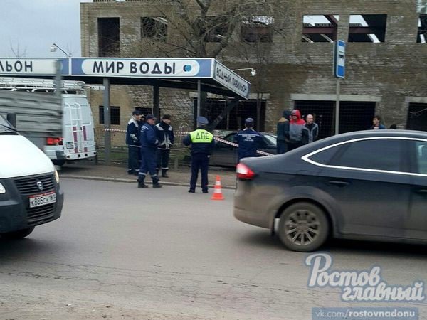 В Ростове шофёр «Мерседеса» врезался в автобусную остановку