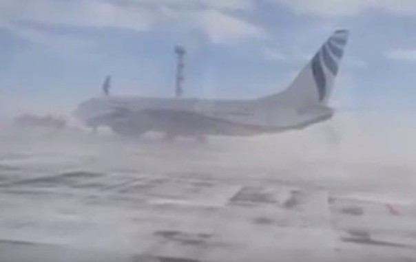 Свидетели: В аэропорту Норильска необычайным ветром развернуло «Боинг»