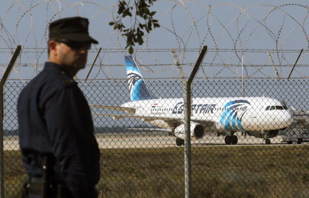 Власти поведали о фальшивом поясе смертника у угонщика самолета EgyptAir