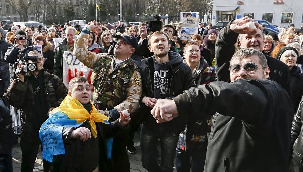 В Киеве участники акции в поддержку Савченко закидали яйцами посольство РФ