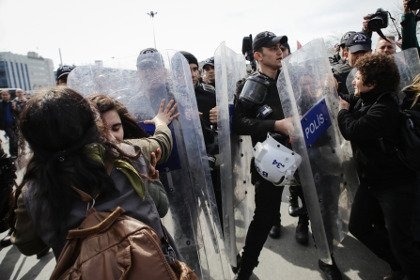 Турецкая милиция обстреляла резиновыми пулями женщин, собравшихся на митинге в Стамбуле