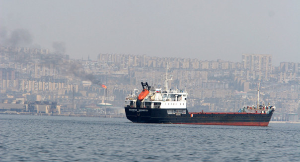 Русский танкер оставили гореть в море