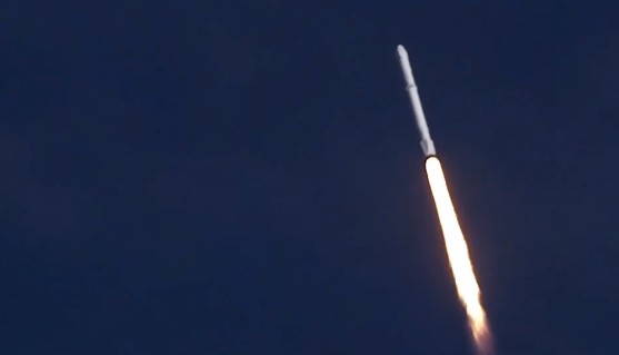 SpaceX в первый раз благополучно посадила Falcon 9 на платформу в океане