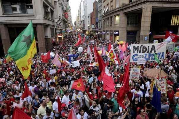 Крупнейшая партия в руководстве Бразилии вышла из коалиции, президент в изоляции
