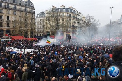 Милиция применила слезоточивый газ к протестантам — Беспорядки в столице франции