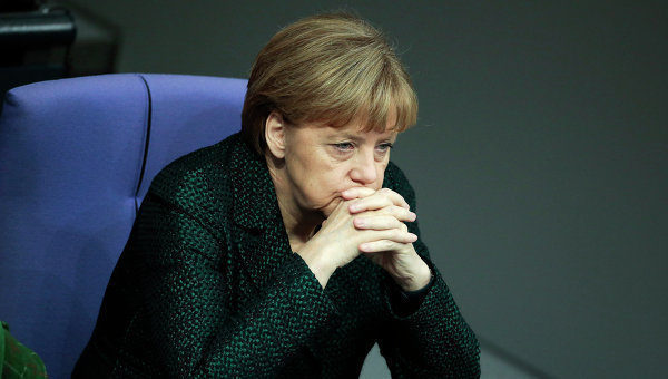 К приемной Меркель подбросили свиную голову с оскорбительной надписью