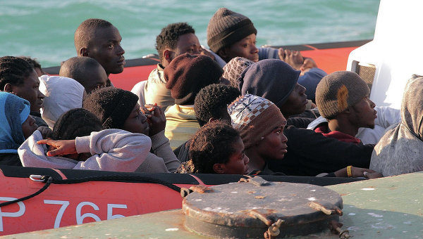 Мигранты в знак протеста подожгли приют на итальянском острове Лампедуза