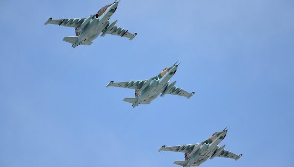 Штурмовики Су-25СМ во время военного парада в ознаменование 70-летия Победы в Великой Отечественной войне 1941-1945 годов. Архивное