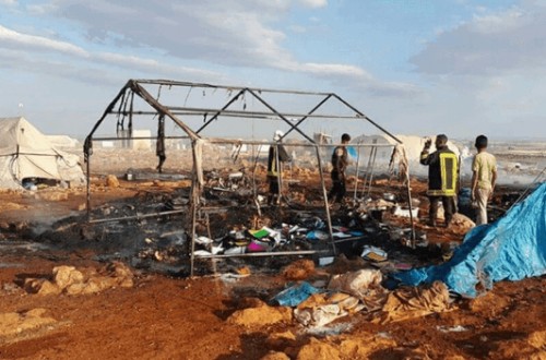 При обстреле лагеря в провинции Идлиб погибли не менее 30 человек