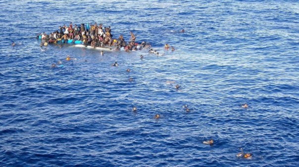 При крушении судна с беженцами погибли по меньшей мере 45 человек