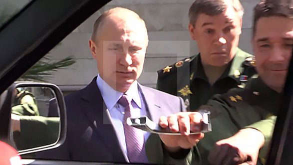 Генерал на глазах у В. Путина оторвал дверную ручку УАЗа