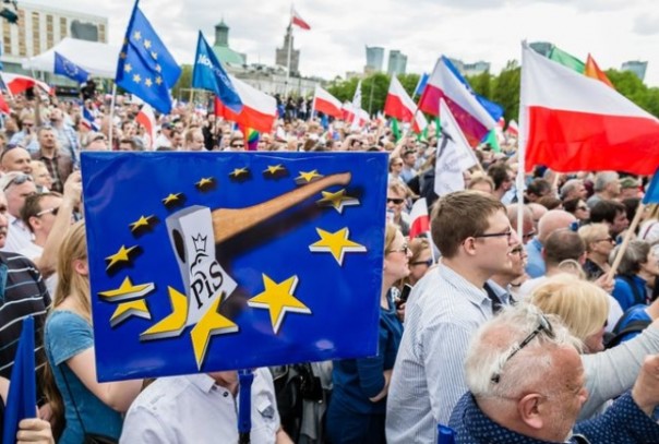 В Польше десятки тыс. человек вышли на антиправительственный марш