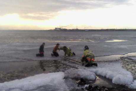 В Братске спасли 2-х школьниц с отколовшейся льдины