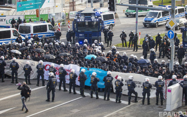 Милиция ФРГ задержала несколько сотен недовольных антиисламской доктриной в Штутгарте