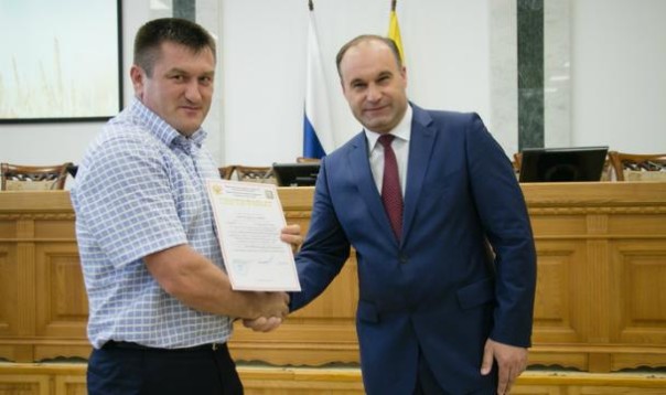 Новгородским фермерам вручили сертификаты на получение денежных грантов