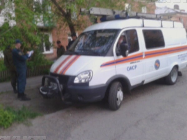 Козырек подъезда обвалился на 2-х человек в Красноярске