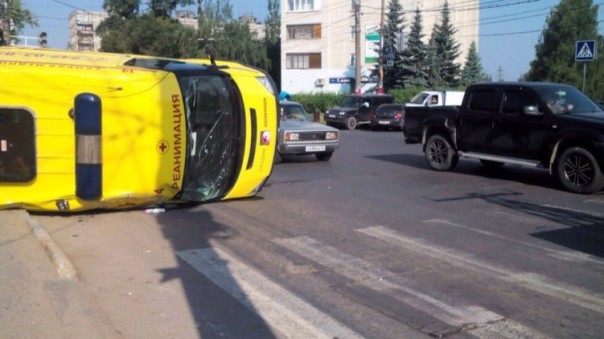 Машина «скорой помощи» перевернулась после столкновения с иномаркой в Копейске