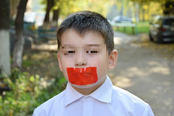 Скандал учительница пермской гимназии заклеила детям рты скотчем6