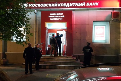 Захвативший заложников в московском банке освободил 5 человек