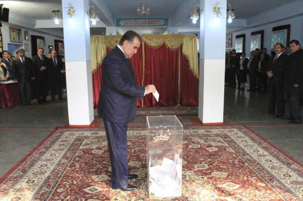 Жители Таджикистана решат, сумеет ли Рахмон вновь избираться в президенты