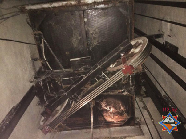 В Минске официантка упала в шахту лифта
