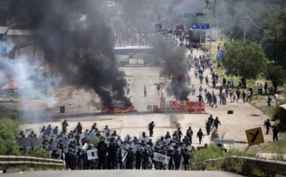 В Мексике произошли столкновения между протестующими учителями и полицией, три человека погибли