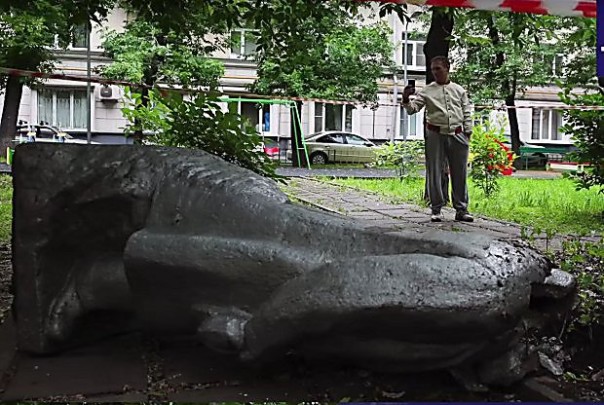 В центральной части Москвы неизвестные обезглавили монумент Ленину