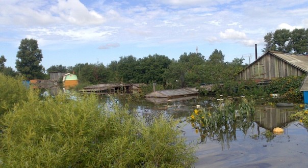 В Белогорском районе с подтопленных приусадебных участков уходит вода