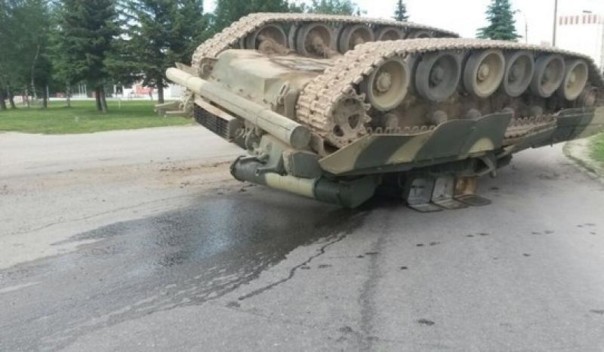 Свидетели говорили о перевернувшемся танке при транспортировке военной техники
