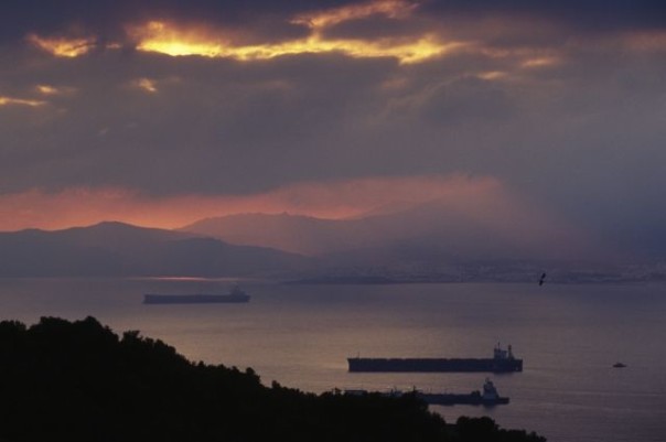 У берегов Гибралтара столкнулись подводная лодка и торговое судно