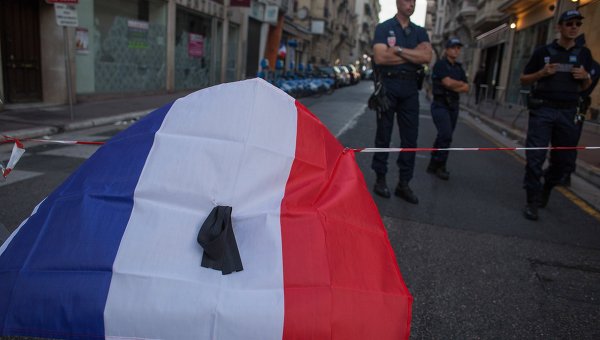 Глава МВД Франции подаст в суд на полицию Ниццы за клевету