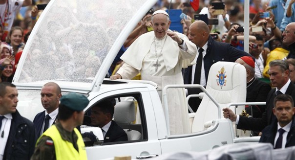 Папа Римский по дороге к трибуне неожиданно упал