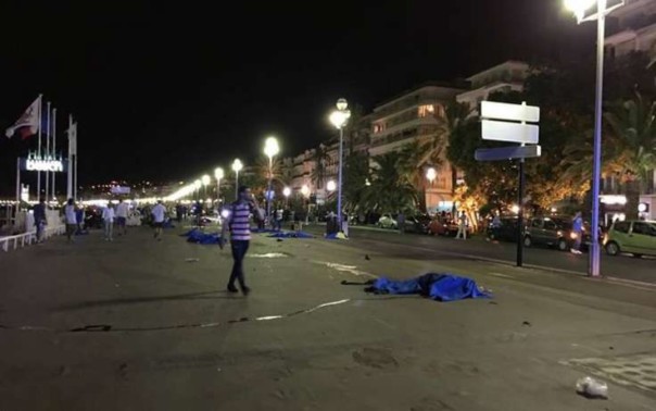 Милиция застрелила водителя фургона, врезавшегося в толпу в Ницце