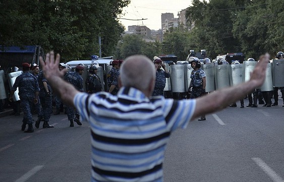Милиция Армении распространила объявление в связи с акцией протеста в Ереване