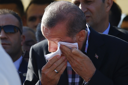 Турецкий президент расплакался на похоронах своего соратника Эрола Ольчака и его сына