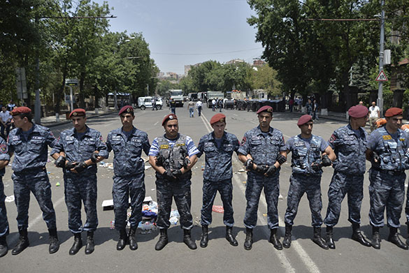 В Ереване освободили всех полицейских-заложников